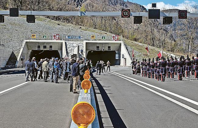 Kurz vor der Eröffnung eines Autobahnabschnitts gehört die Fahrbahn jeweils Fussgängern  und Velofahrern (im Bild die Eröffnung des Tunnels Eyholz).