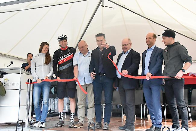 WM-OK-Präsident Berno Stoffel hat das Band durchschnitten, mit Politik- und MTB-Sport-Prominenz wurde die erweiterte Bike-Region Visp-Grächen feierlich eröffnet.