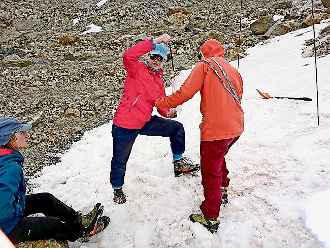 «Girls on Ice»: Auch letztes Jahr wurde die Schneedichte auf dem Gletscher vermessen.