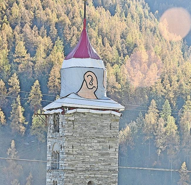 Der Kirchturm von St. Niklaus wird dieses Jahr wieder als Nikolaus angezogen.