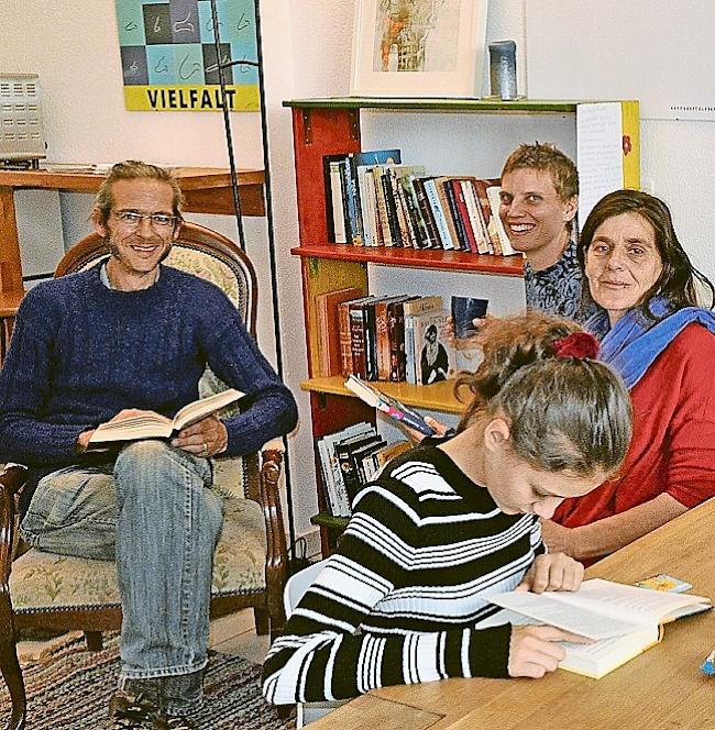 Das «Zum Runden Dreieck»-Team mit Präsident Alois Biner, Sabine Kammacher und Ruth Grichting (v. l.) bietet neu auch eine Bücherecke an.