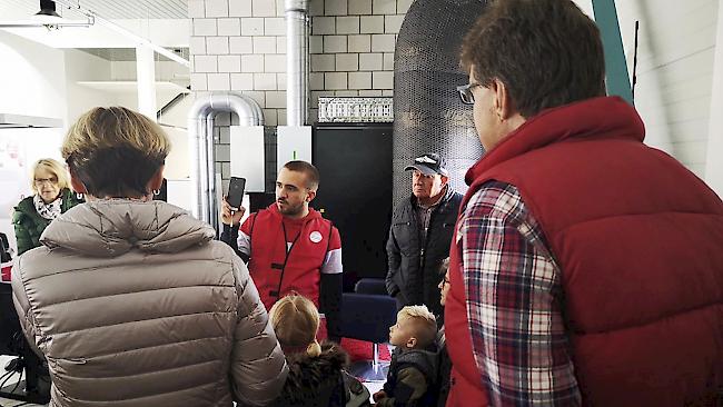 rro-Reporter Matthias Hildbrand erklärt am Pomonafäscht den Besuchern die Arbeit der rro-Redaktion.