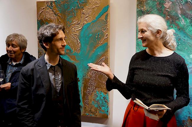 Kuratorin Martina Kral im Gespräch mit Künstler Lucas Davis. 