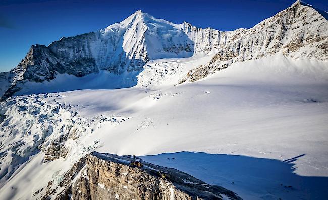 In Zusammenarbeit mit Air Zermatt ist am Montag im Auftrag des Kantons Wallis am Fuss des Brunegghorns eine Radaranlage von Geopraevent zur Überwachung des Hängegletschers Ost unterhalb des Gipfels des Weisshorn (4506 m ü. M.) installiert worden. Laut Einschätzung von Gletscherexperten droht der Hängegletscher abzubrechen.
