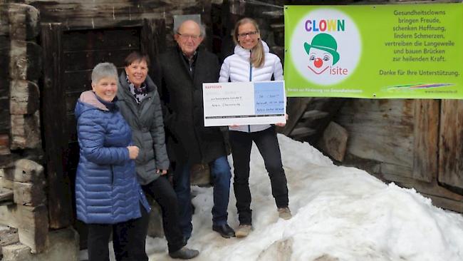 Der Verein Clownvisite durfte einen Check in Höhe von 1300 Franken des Vereins Kultur Zermatt entgegennehmen.