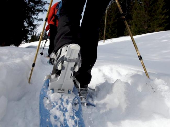 Unterwegs mit Schneeschuhen (Symbolbild)