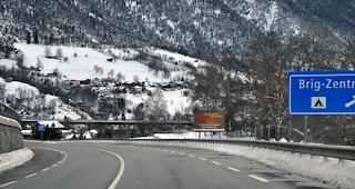 An dieser Stelle auf der Simplonpassstrasse bei Ried-Brig raste der Ungl&uuml;cks-Lastwagen ungebremst mit &uuml;ber 100 km/h auf der Gegenfahrbahn in Richtung Unfallstelle in Gamsen.