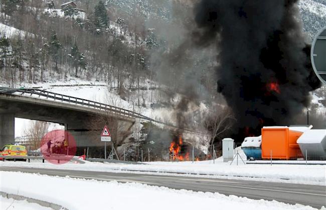 Der Lastwagen-Chauffeur konnte sich unter die Brücke retten, wo ihn Sanitäter und Polizisten (roter Kreis) fanden.