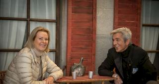 Frida und Dan Daniell im Zermatter Museum vor einem historischen Nachbau des Monte Rosa Hotels, von dem aus die Erstbesteigung ihren Anfang nahm.