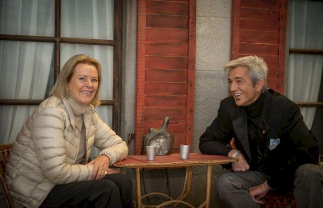 Frida und Dan Daniell im Zermatter Museum vor einem historischen Nachbau des Monte Rosa Hotels, von dem aus die Erstbesteigung ihren Anfang nahm.