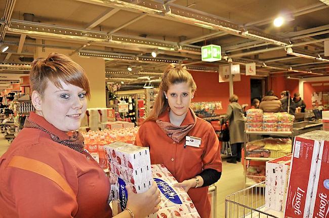 Die stellvertretende Filialleiterin Michèle Zenhäusern (l.) und Rayonleiterin Chantal Volken.