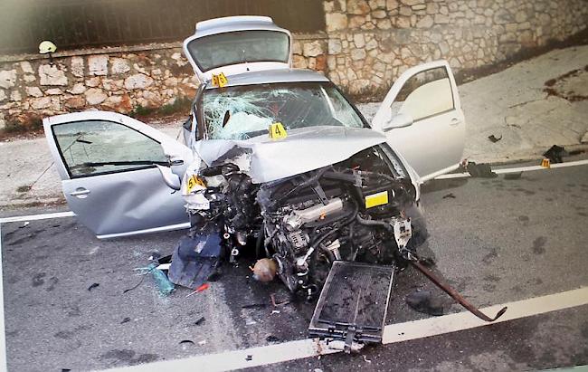 Der total zerstörte Wagen. Die rechte Seite wurde beim Aufprall komplett eingedrückt und der Motorblock liegt auf der Strasse. Kaum zu glauben: Aus diesem Unfallwrack wurde Mario Dadic lebend geborgen. 