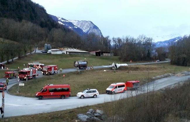 Mehrere Feuerwehrautos sowie Vertreter von Lonza Chemie sind im Einsatz.