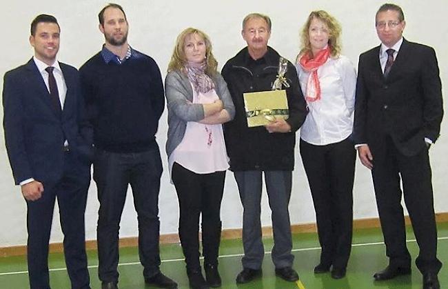 v.l.n.r.: In-Albon Christian (Gemeindevizepräsident), Wyssen Mario (Gemeinderat), Schaller Heidy (Gemeinderätin), Bittel Ernst (abtretendes Kommissionsmitglied), Theler Nicole (Gemeinderätin), Zimmermann Reto (Gemeindepräsident)