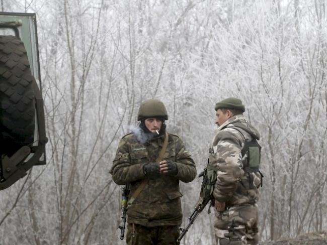 Soldaten der ukrainischen Armee am Sonntag nahe Debalzewo