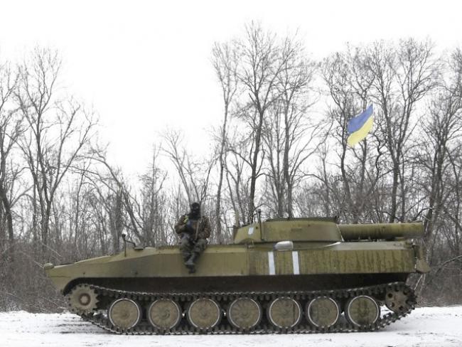 Ein ukrainischer Soldat sitzt am Montag auf seinem Panzerfahrzeug