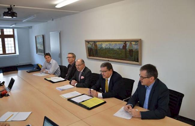 Stefan Luggen, Präsident Termen, Urban Eyer, Präsident Ried-Brig, Louis Ursprung, Eduard Brogli (Schreiber) und Martin Rittiner, Präsident Simplon an der Medienorientierung am Freitagmorgen.