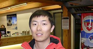 Li YuanLiang ist Skilehrer in Zermatt.