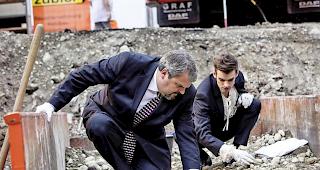 &laquo;Der Bestatter&raquo; (Mike M&uuml;ller) bei einem Ermittlungsfall. 