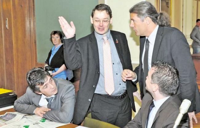 SVP-Strategen: Die SVPO-Grossräte Patrick Hildbrand (links), Franz Ruppen (Mitte), Michael Graber (rechts) und Staatsrat Oskar Freysinger in angeregter Diskussion im Walliser Parlament. 