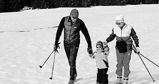 Skifahren lernen mit Opa und Oma. Enkel sind ein Jungbrunnen und bringen Opa frischen Wind und Input.  