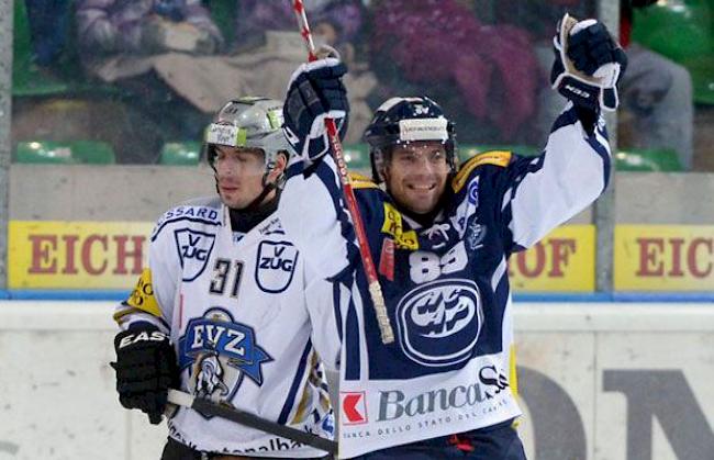 Roman Botta (rechts) feiert im Dress von Ambri. (Archiv)