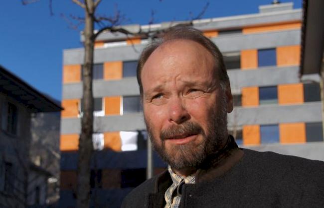 ​Seitenblick. «Die Landwirte in Graubünden haben sich darauf eingestellt, dass die Wölfe bleiben werden und schützen ihre Herden entsprechend», sagt Reinhard Schnidrig. 