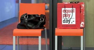 Eine Tasche mit Aufdruck zum Tag der Lohngleichheit vor zwei Jahren.