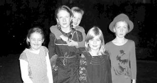 Nachgestellte Geschichte durch die Urenkelkinder einer Heimbewohnerin.