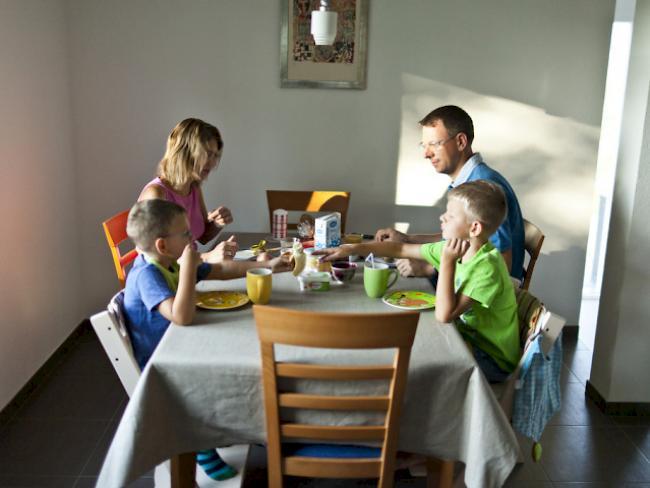 Eine junge Familie am Frühstückstisch (Archiv)