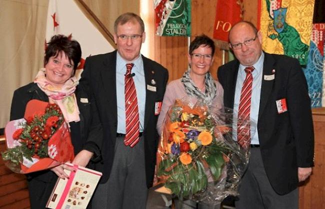 Petru«Machtübergabe» mit Blumen: von Fardel zu Petrus.