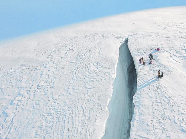 Gewaltige Natur. Bergretter an der Unglücksstelle bei der Gletscherspalte auf dem Jungfraufirn. 