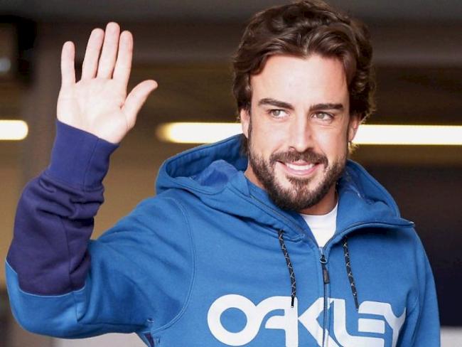 Fernando Alonso gutgelaunt beim Verlassen des Spitals.