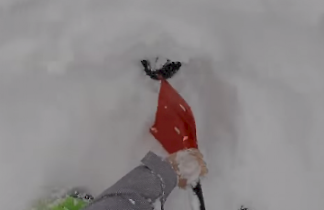 Dank eines aus dem Schnee ragenden Stocks konnte der Verschüttete rasch gerettet werden.