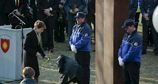 Bundespr&auml;sidentin Simonetta Sommaruga legt eine Rose vor der neue Denkmal.
