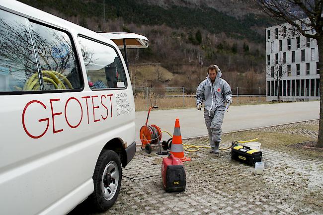 Probennahme im Schutzanzug. Mitarbeiter der Firma GEOTEST mit Hauuptsitz in Zollikofen nehmen am Dienstag Grundwasserproben beim Biotop in Gamsen.