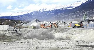Wegen den Arbeiten im Leukerfeld tr&auml;gt der Ostwind viel Staub und Schmutz nach Susten.