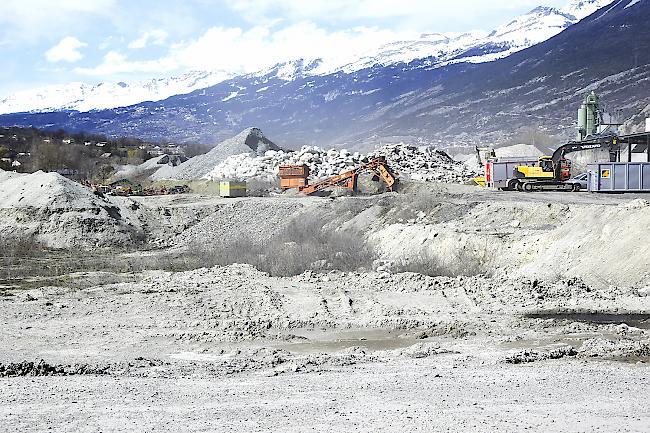 Wegen den Arbeiten im Leukerfeld trägt der Ostwind viel Staub und Schmutz nach Susten.