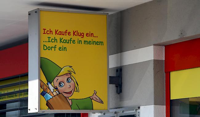 Klug einkaufen, im Dorf einkaufen. Das Schild vor dem Konsum spricht für sich.