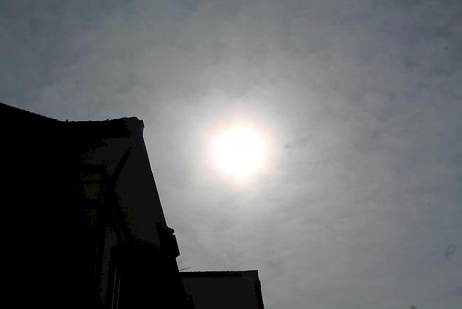 Zu Beginn der Sonnenfinsternis: Es wird empfohlen, nicht direkt in die Sonne zu schauen.