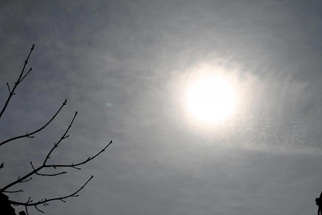 Die Sonne scheint und wird allmählich durch den Mond verdeckt. 