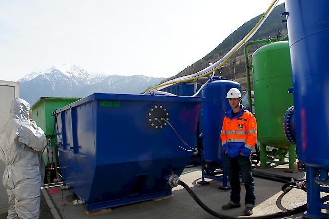 Lucas Stiegler von der Firma Bauer Umwelt bei der installierten Wasserreinigungsanlage.