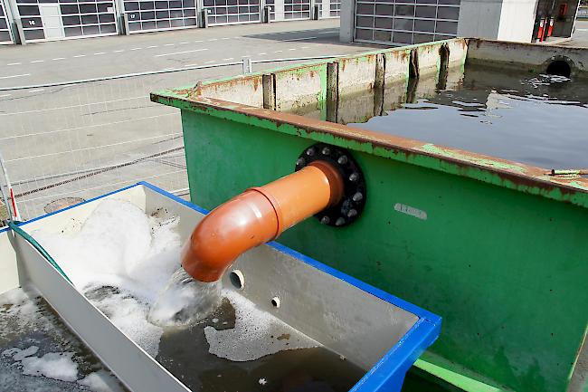 Der verschmutzte Wasser durchläuft eine komplexes System von Reinigungsstufen.