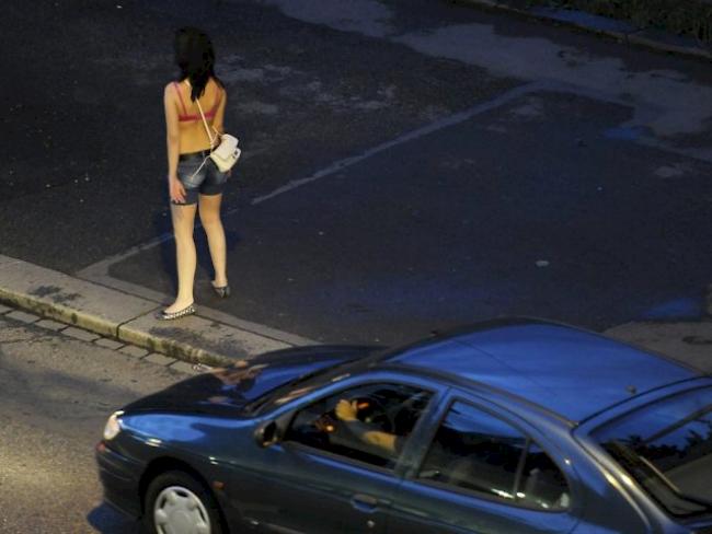 Eine Prostituierte wartet am Sihlquai in Zürich auf Kunden (Archiv)