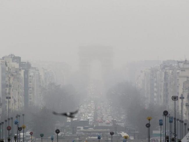 Paris verschwindet im Dunst schlechter Luft (Aufnahme von Freitag)