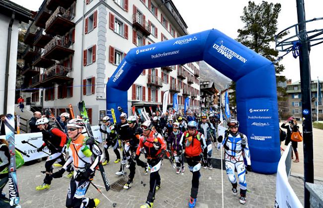 400 Elite- und Volksläufer sind am Samstagmorge auf dem Kirchplatz («2K» und «3K») oder in Tufteren («1K») an den Start des Matterhorn Ultraks gegangen.