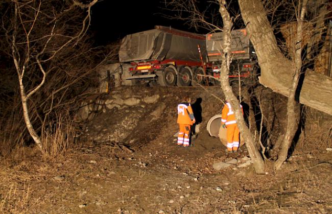 Das Gelände der Volken Beton AG in Susten darf von REDOG Wallis zu Übungszwecken benutzt werden. Hier wird es fürs Training bereit gemacht.