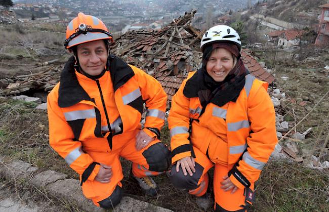 Logistiker Salvatore Miano und Equipenleiterin Denise Affolter bilden die Walliser Vertretung während des Übungseinsatzes in der Türkei.