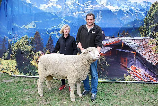 Yvonne und Josef Werlen aus Ferden mit ihrem Mister Gampel «Bond».