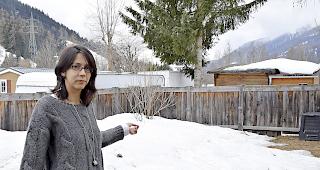 Claudia Schwick traurig: "Hier wollte ich den H&uuml;hnerstall bauen." 